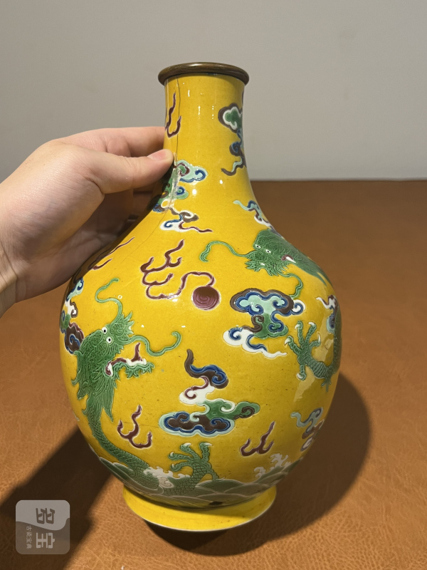 清嘉庆 黄地三彩苍龙教子纹瓶 - 图2